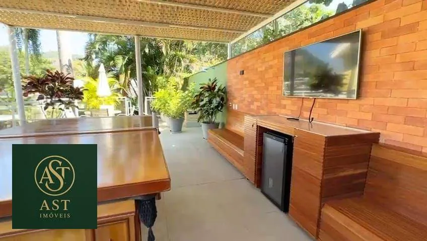686 m² house with floor-to-ceiling windows and a bathtub — photo 11