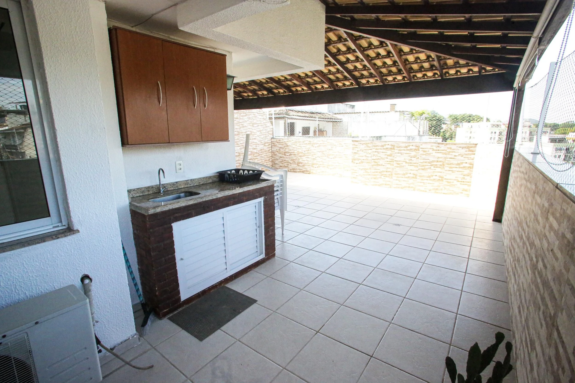 Glass-enclosed balcony in a 3-bedroom apartment, 131 m² — photo 26