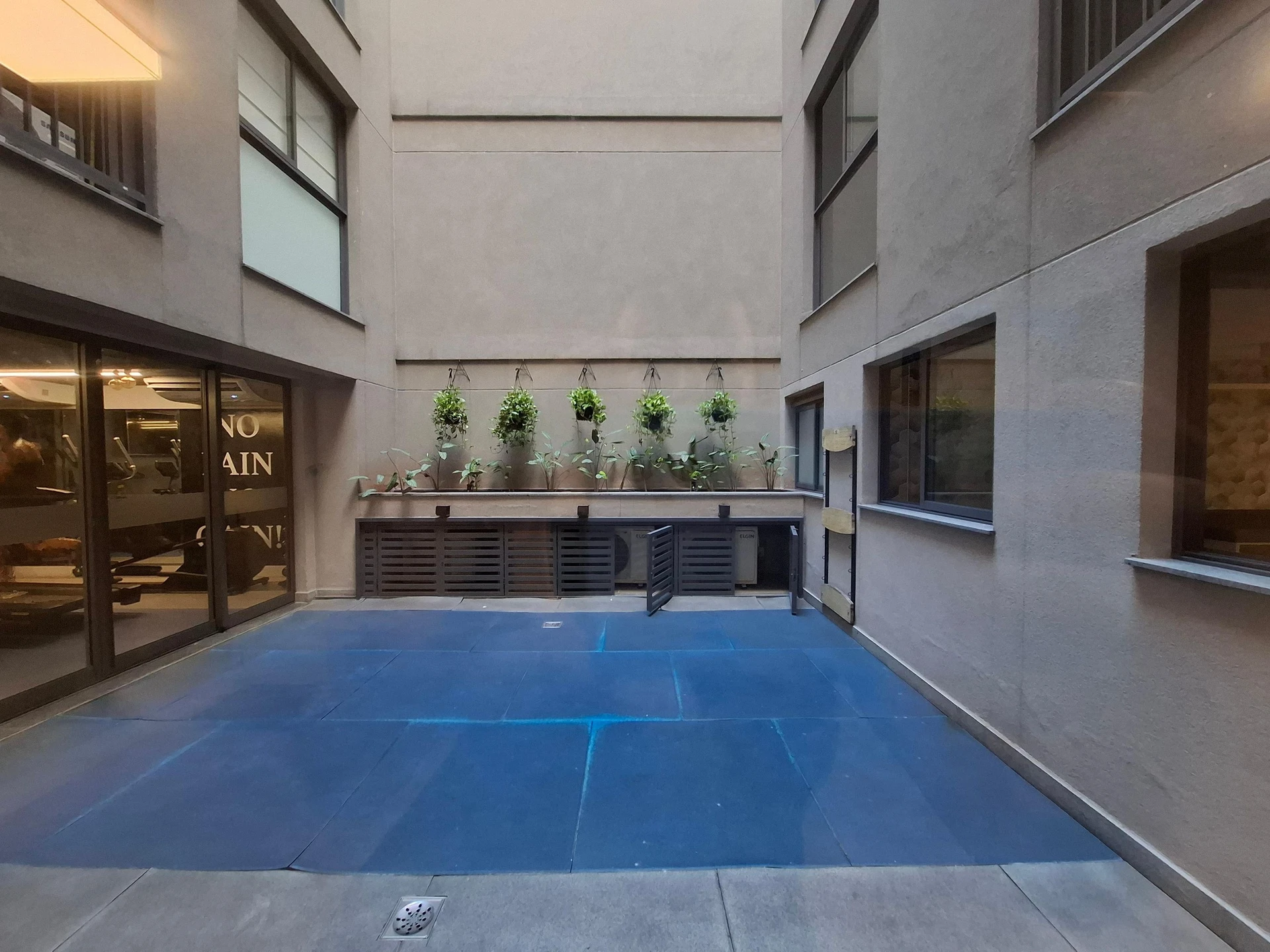 Furnished apartment with home office and balcony — photo 17
