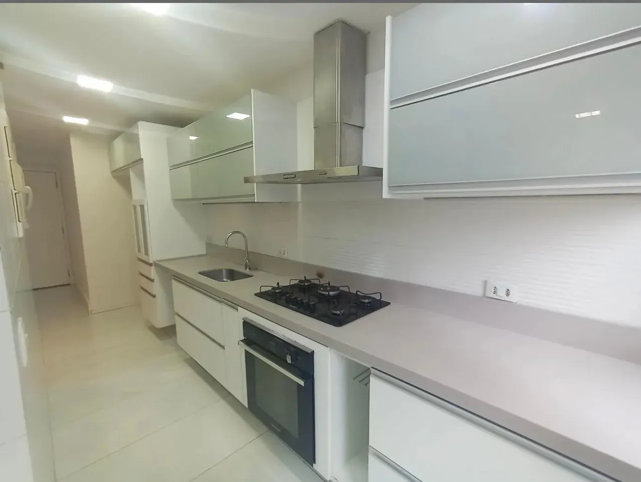 3-bedroom apartment with a grill on the balcony — photo 28