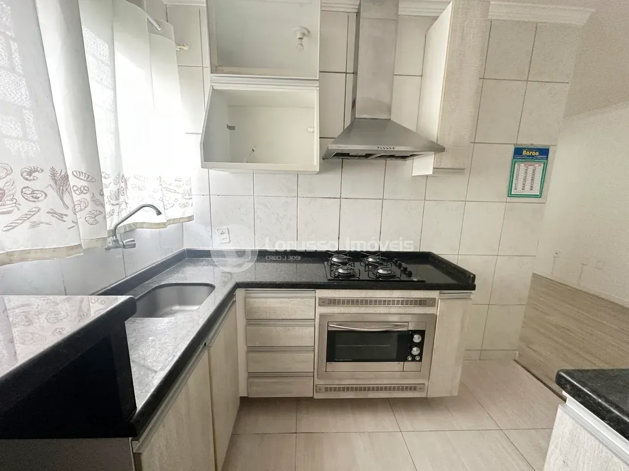 3-bedroom apartment with wood or laminate floors in Curitiba — photo 2