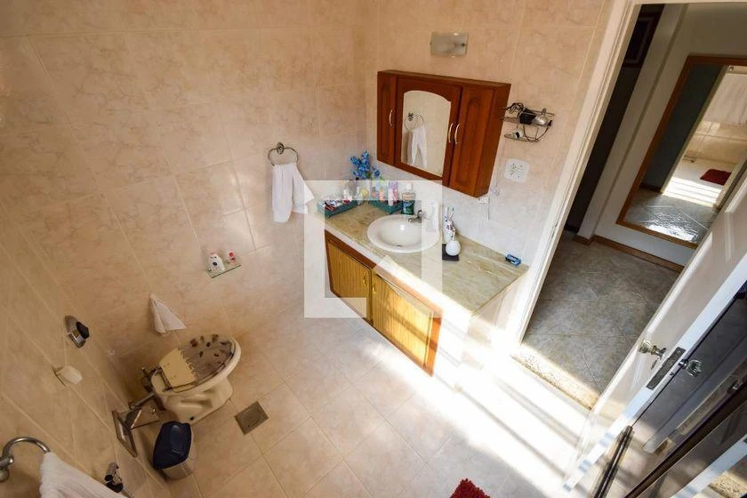 Rental house with 6 bedrooms and 260 m² total area — photo 41