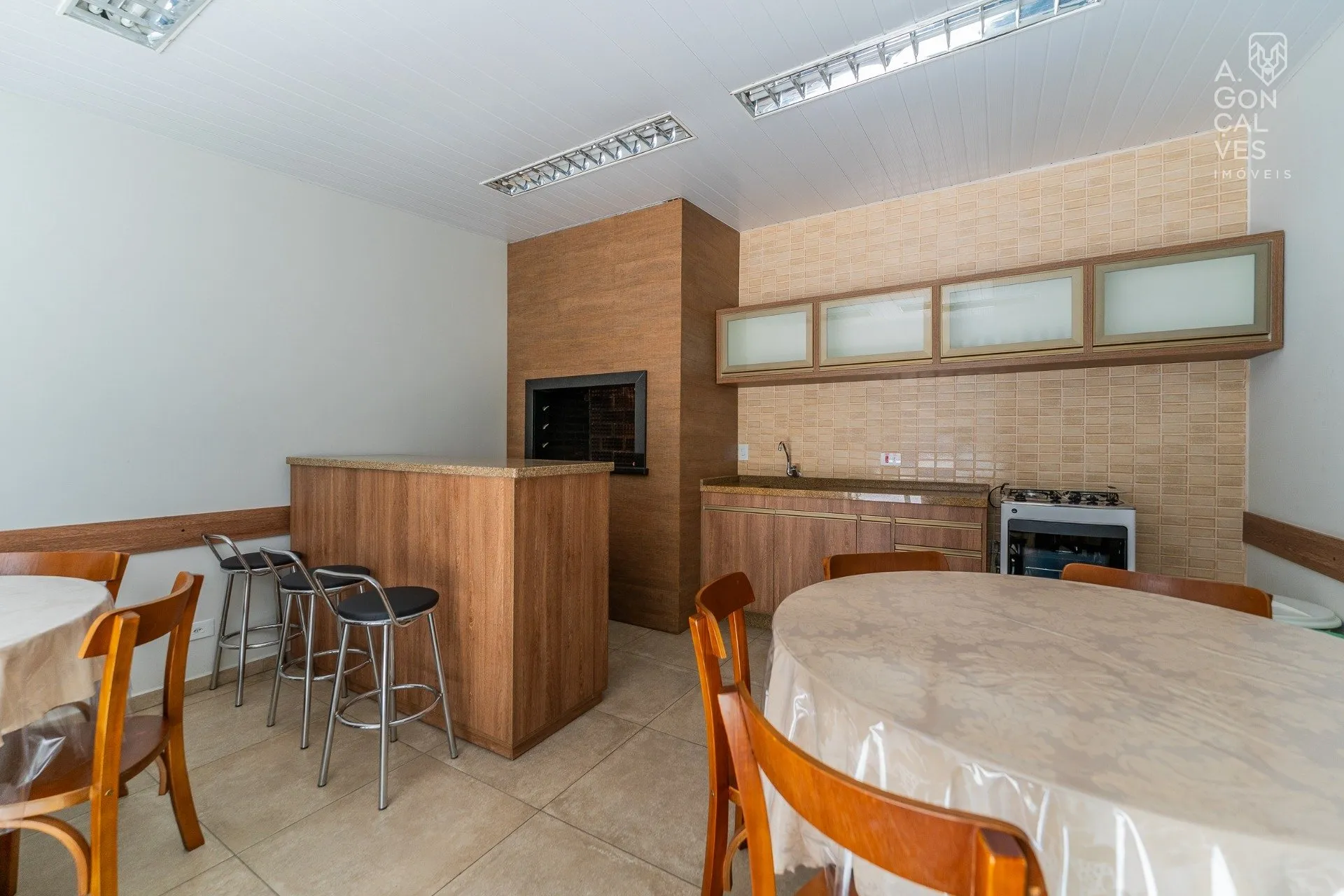 Furnished 219 m² apartment with 4 bedrooms and 2 parking spots — photo 40