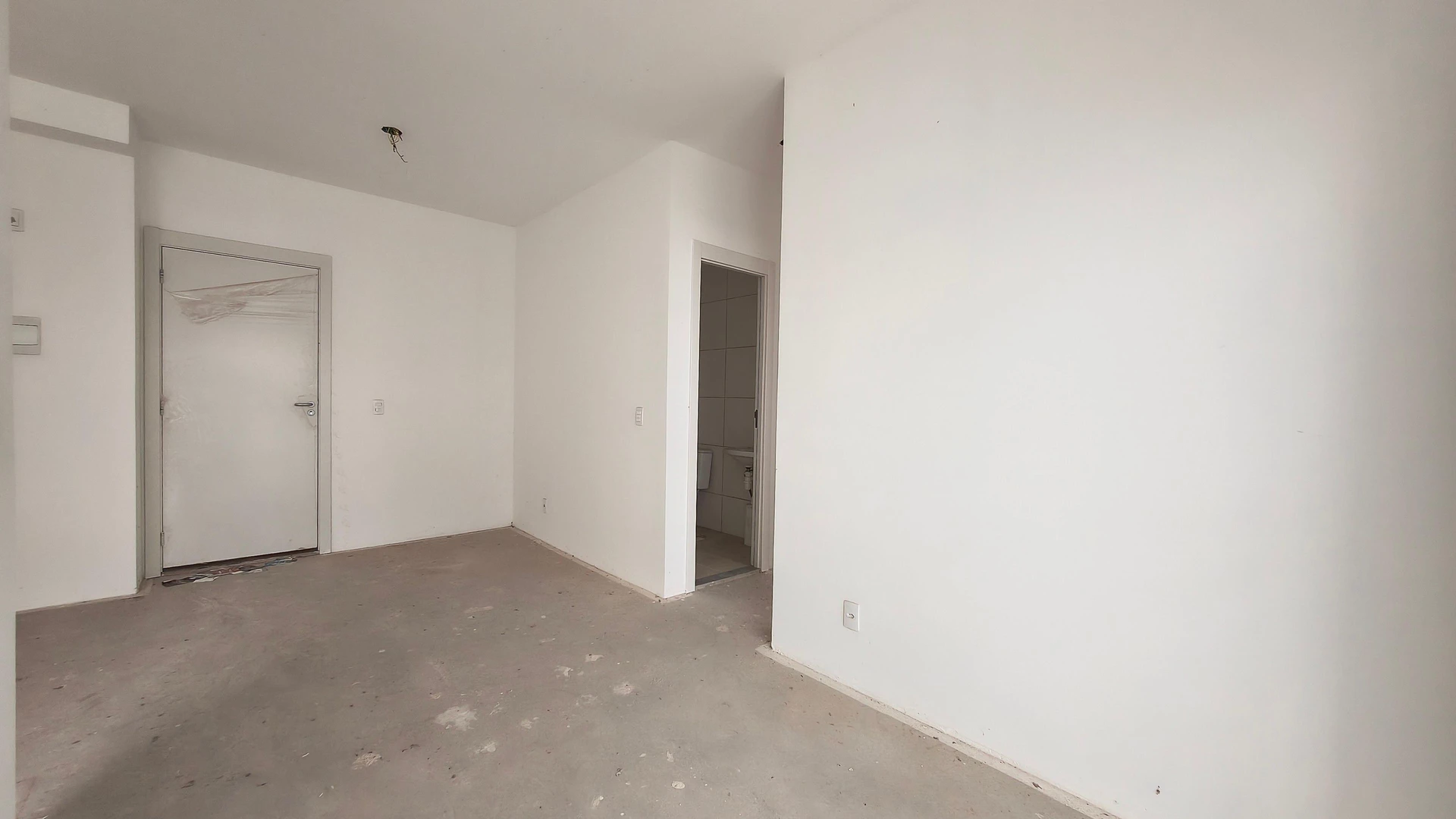 2-bedroom apartment in a building with a gym — photo 20