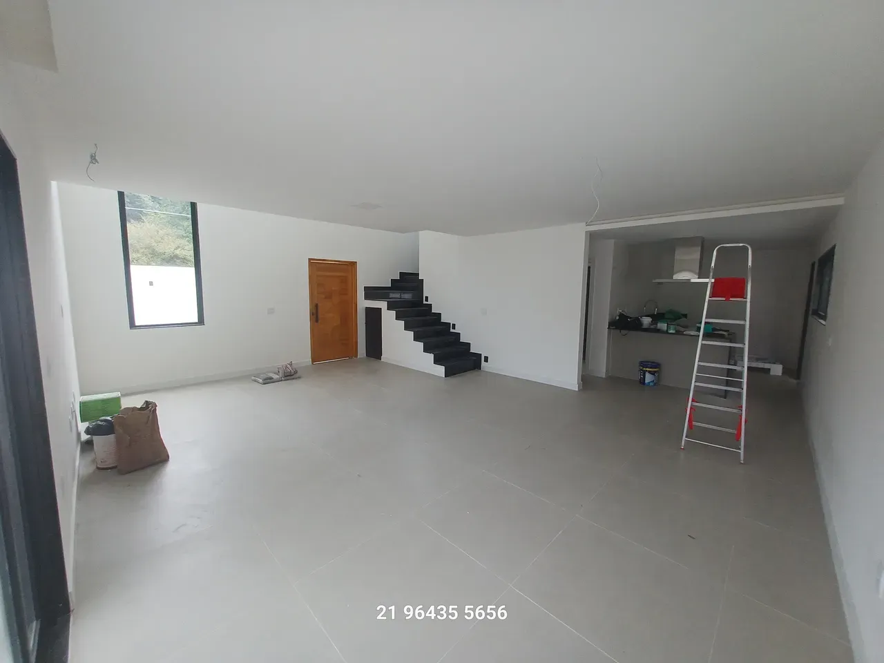House, 300 m², with floor-to-ceiling windows