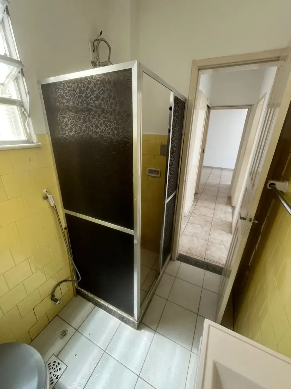 2-bedroom apartment with a glass-enclosed shower — photo 10