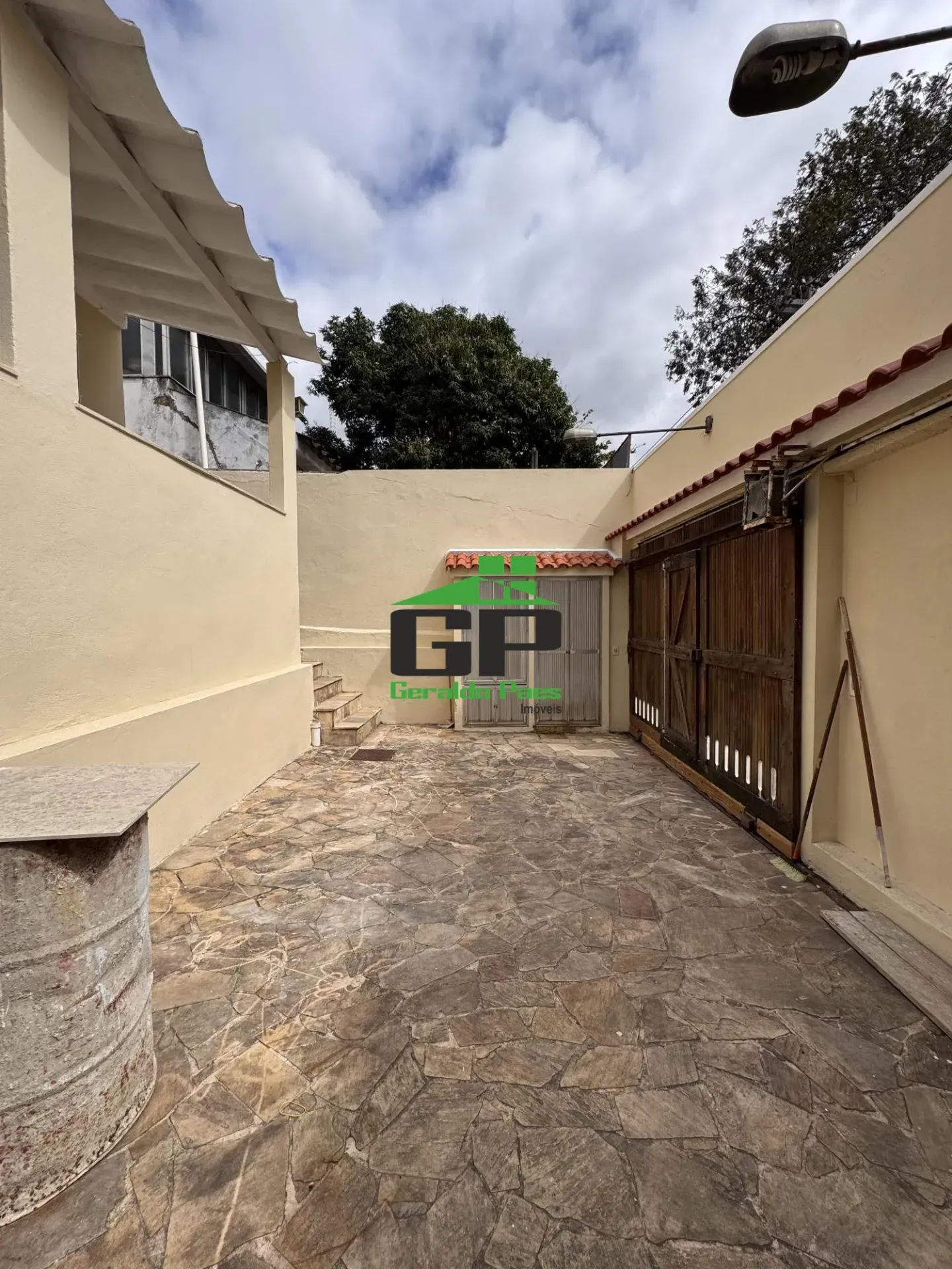 Unfurnished house with 4 bedrooms and a balcony — photo 2