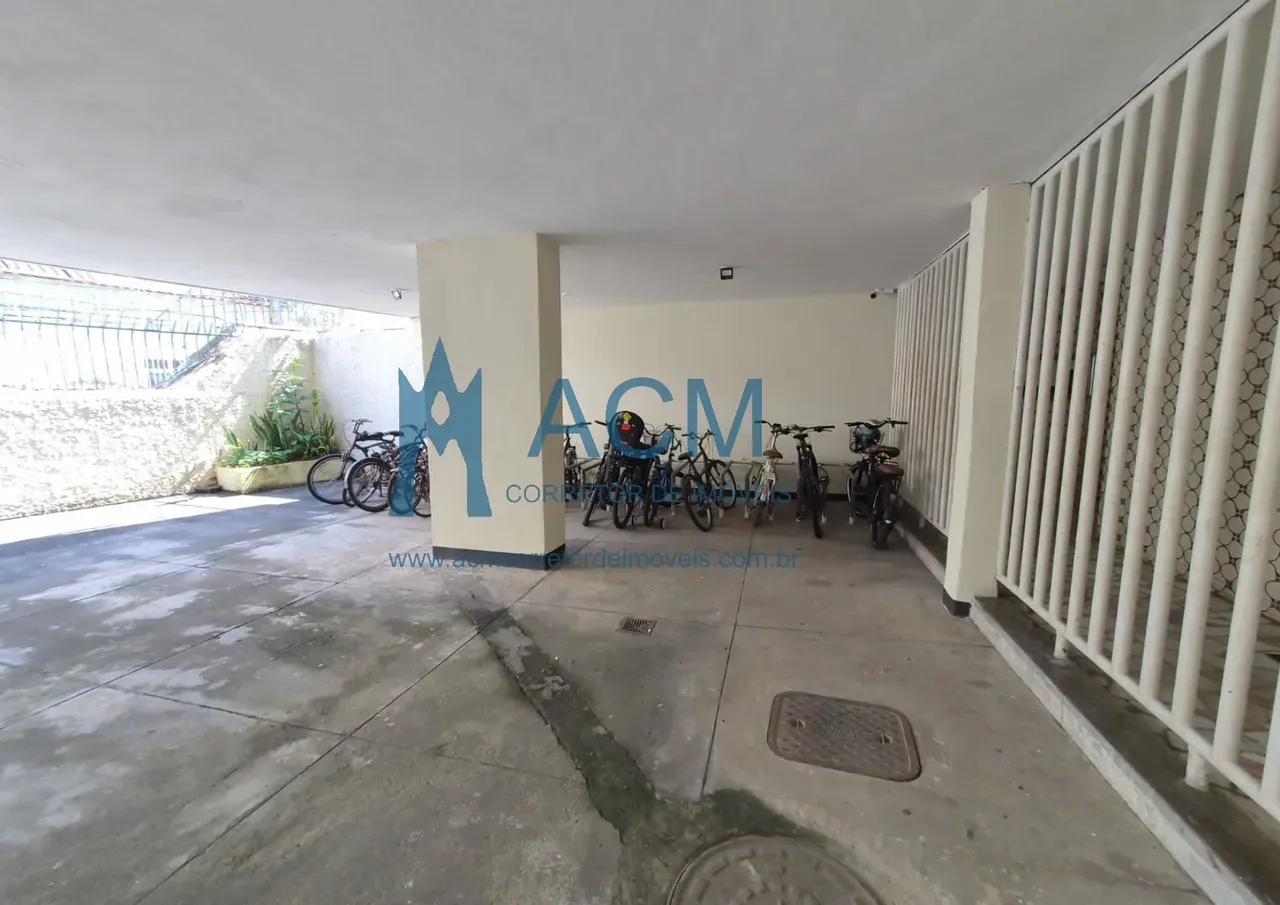 Wood or laminate floors in a one-bedroom apartment, 52 m² — photo 9