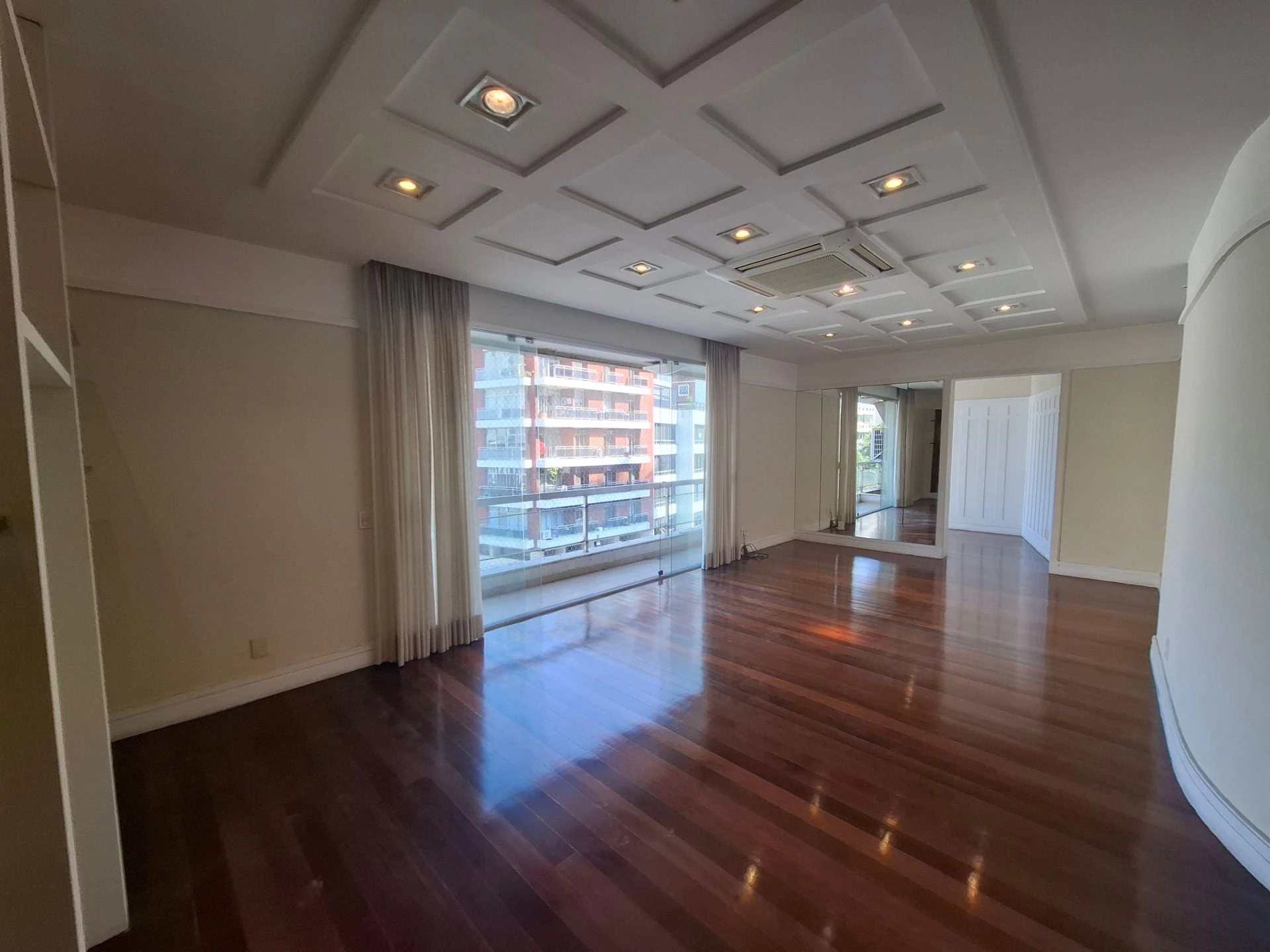 Floor-to-ceiling windows in a 3-bedroom apartment, 150 m² — photo 5