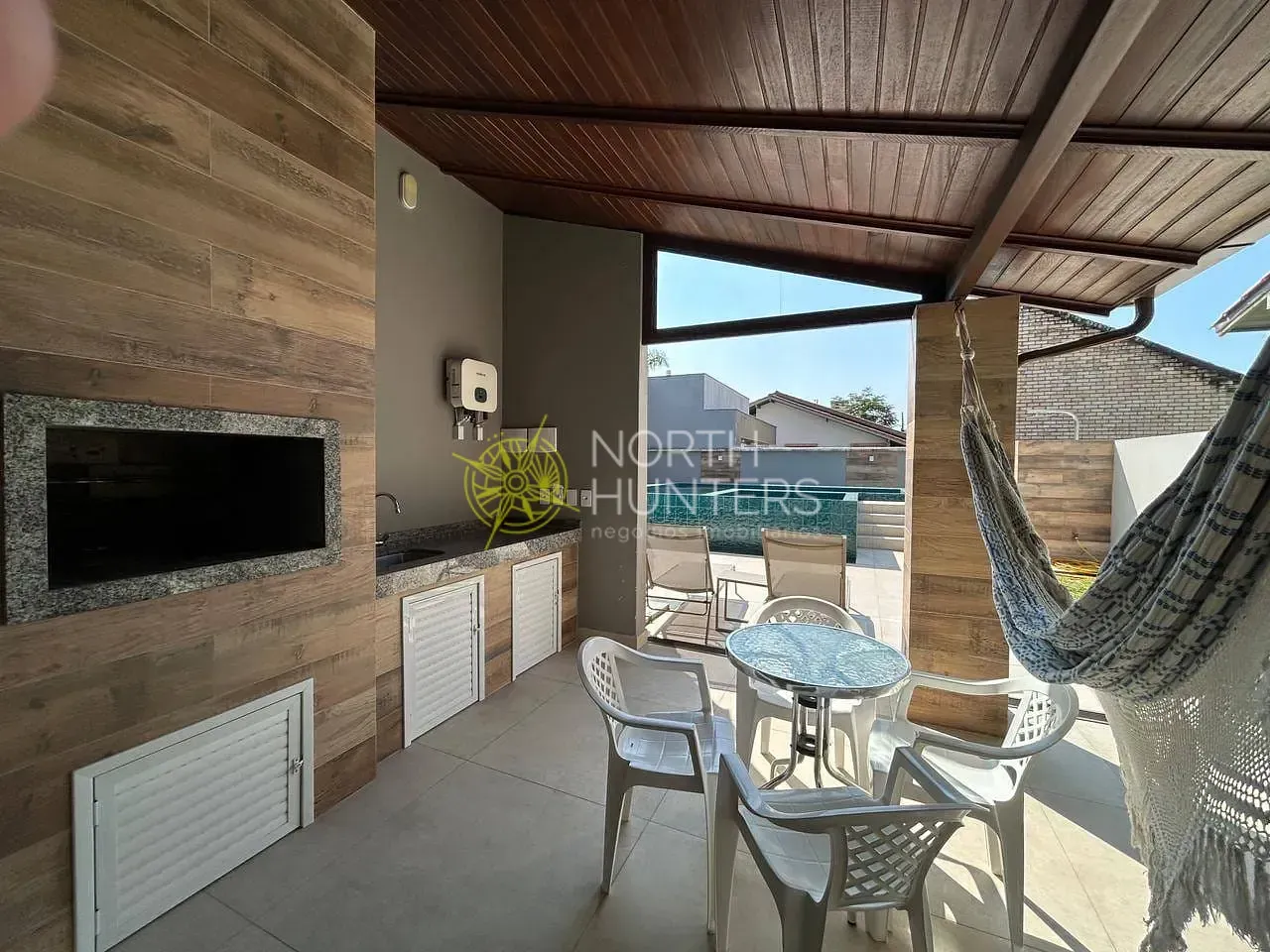 Furnished house with an open-plan integrated kitchen — photo 12