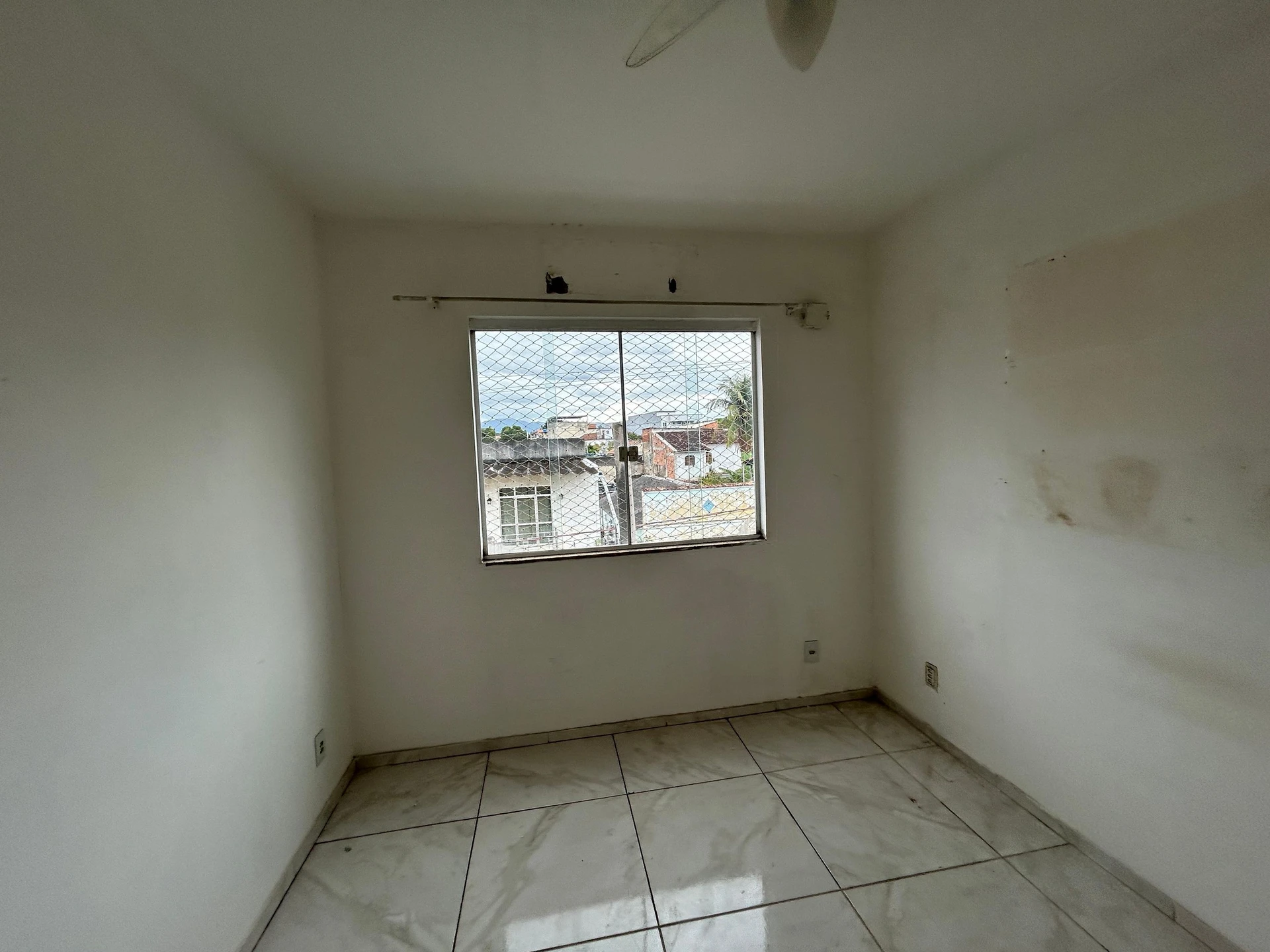 Balcony with a grill in a 3-bedroom apartment, 130 m² — photo 12