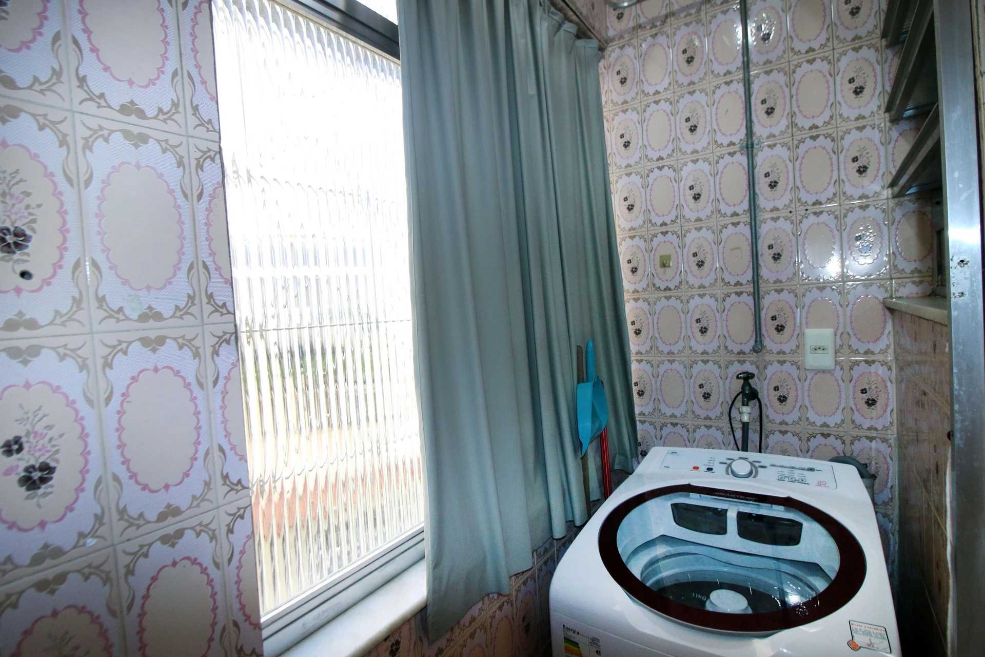 Furnished 2-bedroom apartment with 1 bathroom and glass shower — photo 21