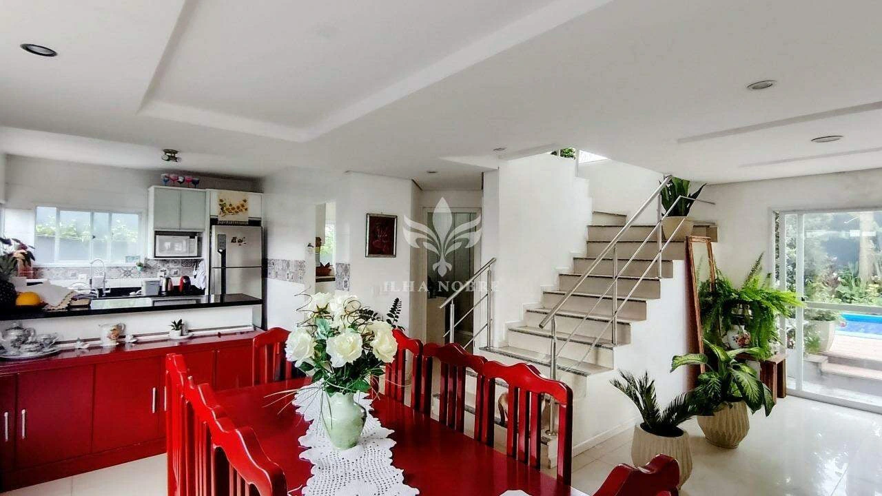 Glass-enclosed balcony in a 4-bedroom house, 400 m² — photo 14