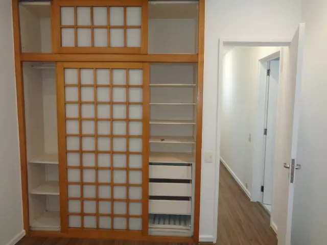 2-bedroom apartment with wood or laminate floors — photo 6