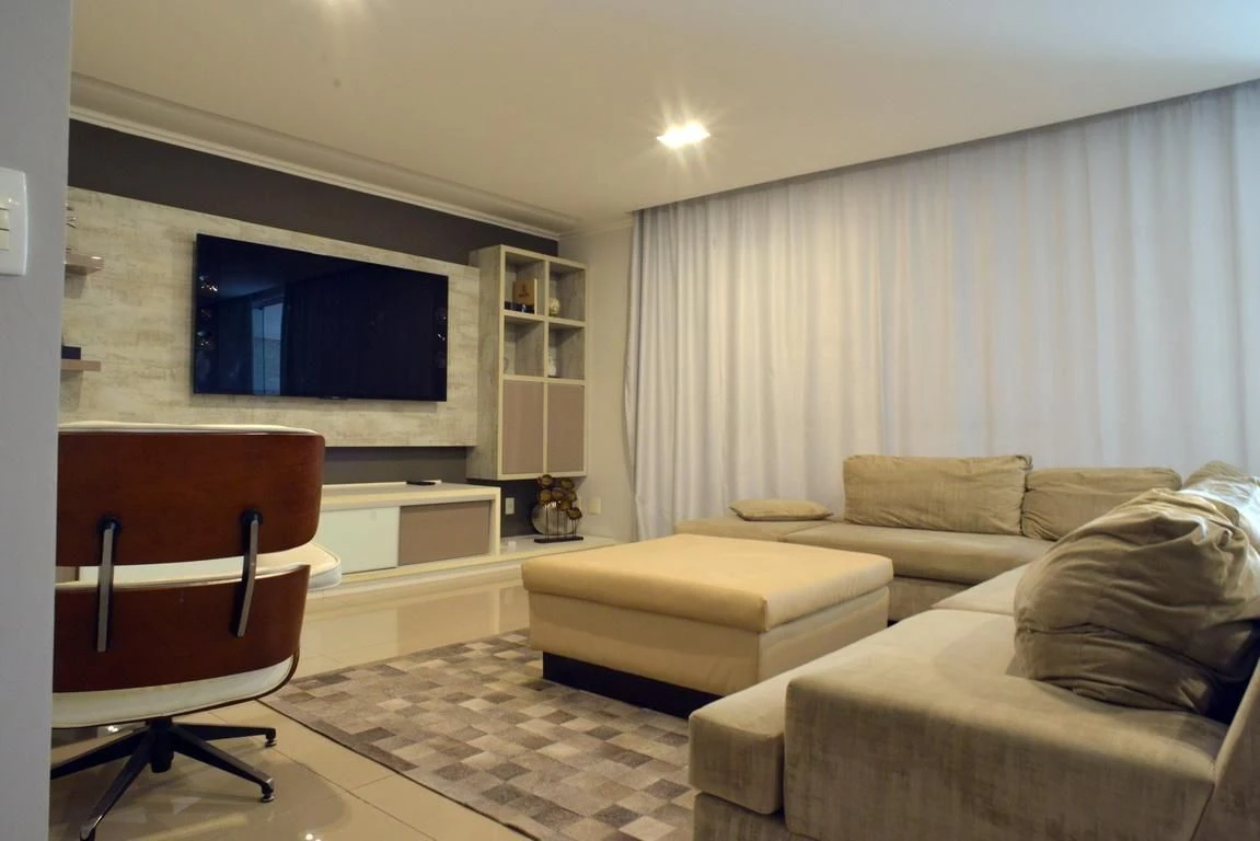 Jacuzzi in a 4-bedroom apartment, 233 m² — photo 50