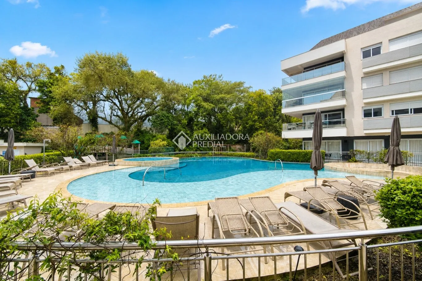 Balcony with a grill in a 2-bedroom apartment, 172 m² — photo 8