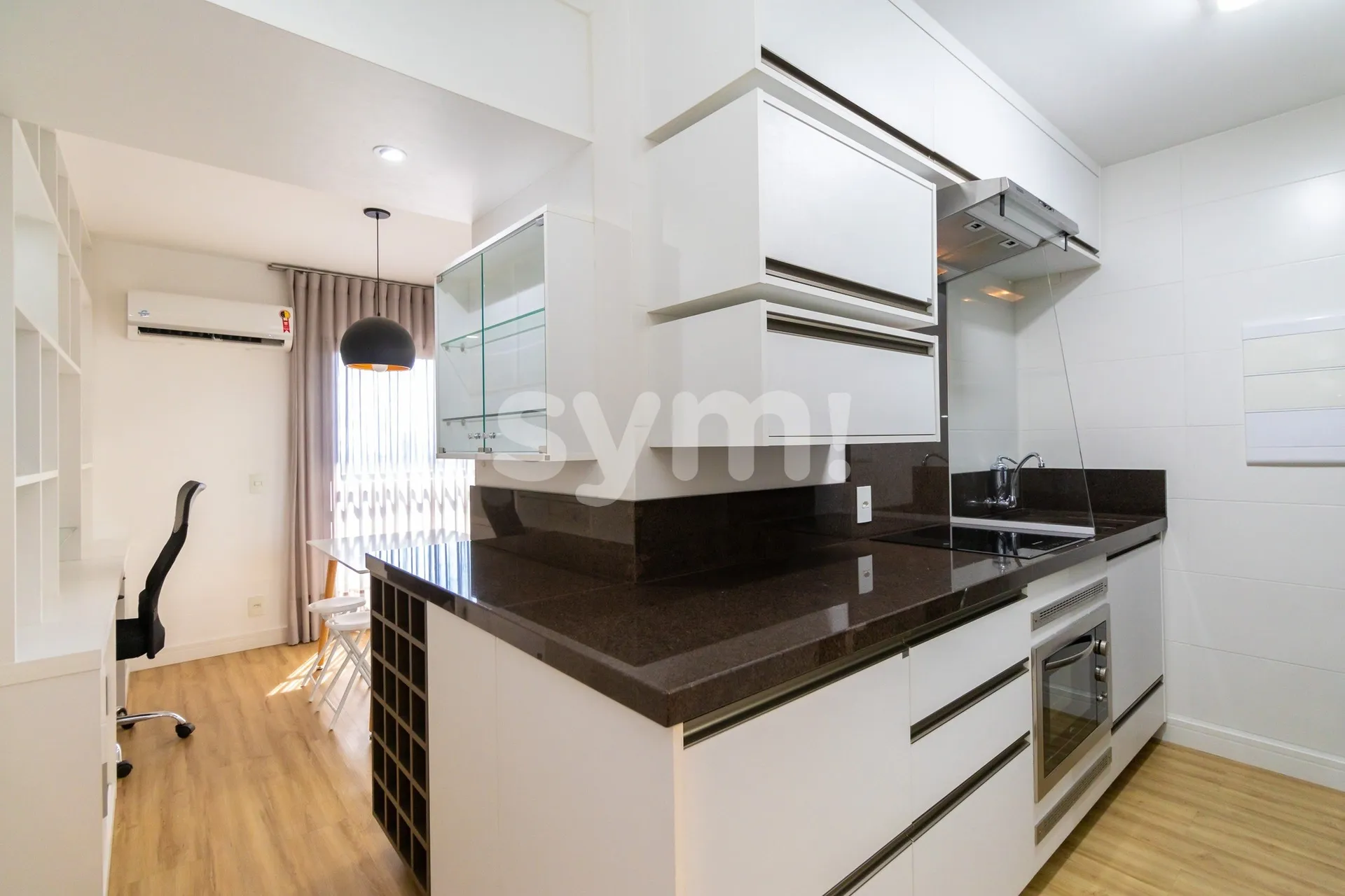 Furnished 1-bedroom apartment with a glass-enclosed balcony — photo 122