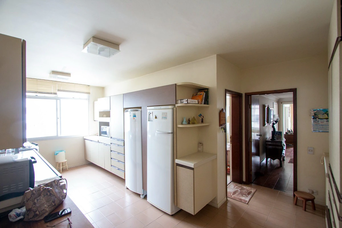 Glass-enclosed balcony in a 4-bedroom apartment, 382 m² — photo 5
