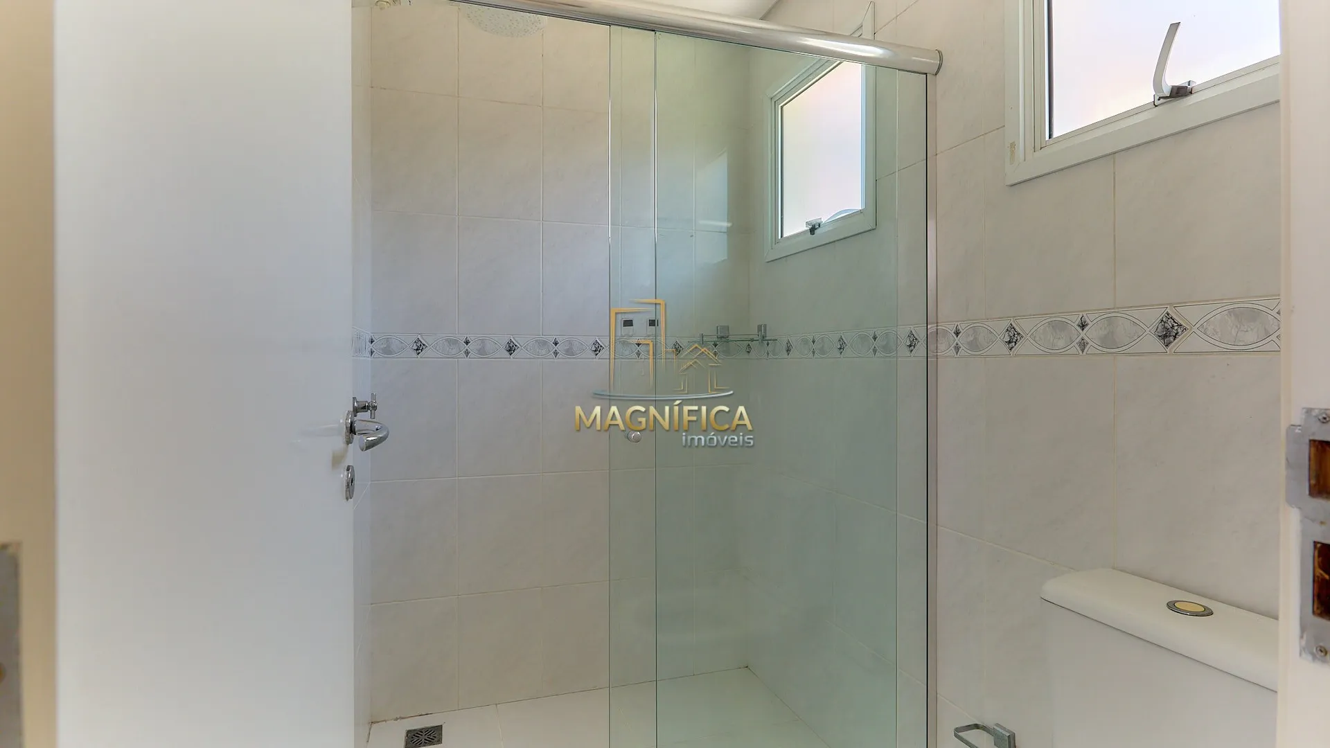 House with 4 bedrooms and 3 en-suite suites, 4 parking spaces — photo 17