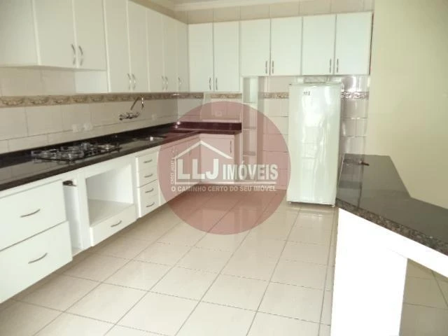 Casa tipo sobrado de 360 m² con 4 dormitorios y cocina equipada — photo 4