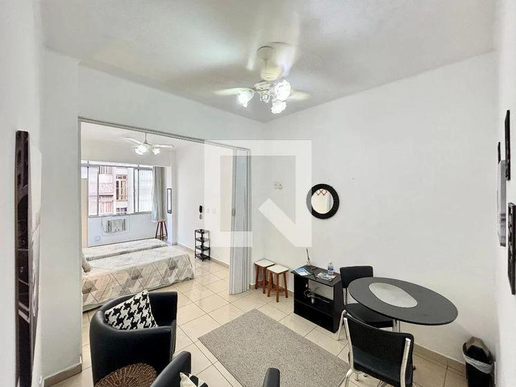 One-bedroom apartment with a washing machine