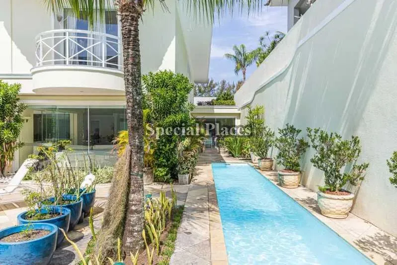 Furnished home with 5 bedrooms and 5 parking spaces — photo 17