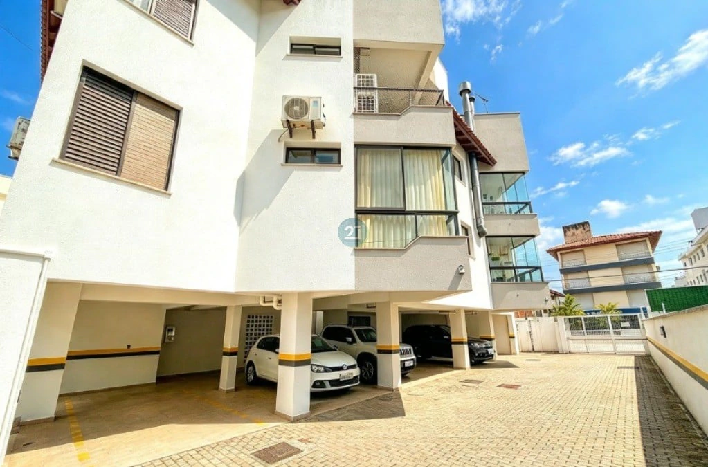 Glass-enclosed balcony in a 3-bedroom apartment, 98 m² — photo 12