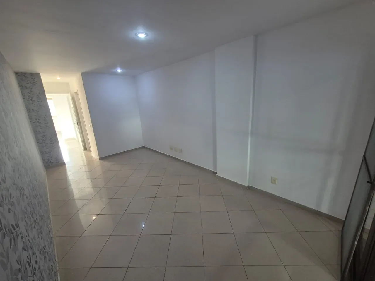 Glass-enclosed balcony in a 3-bedroom apartment, 115 m² — photo 14