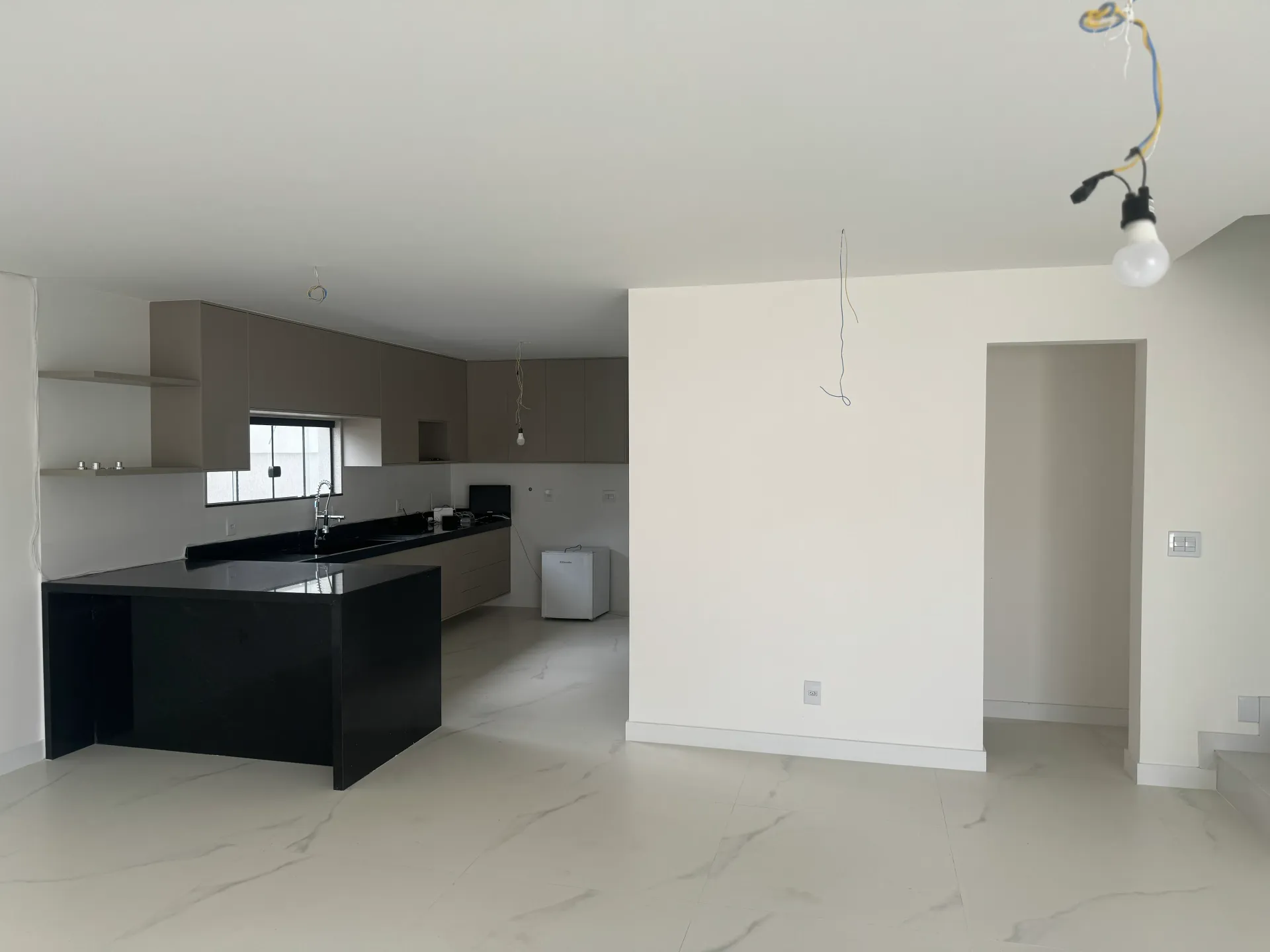 4-bedroom house with floor-to-ceiling windows