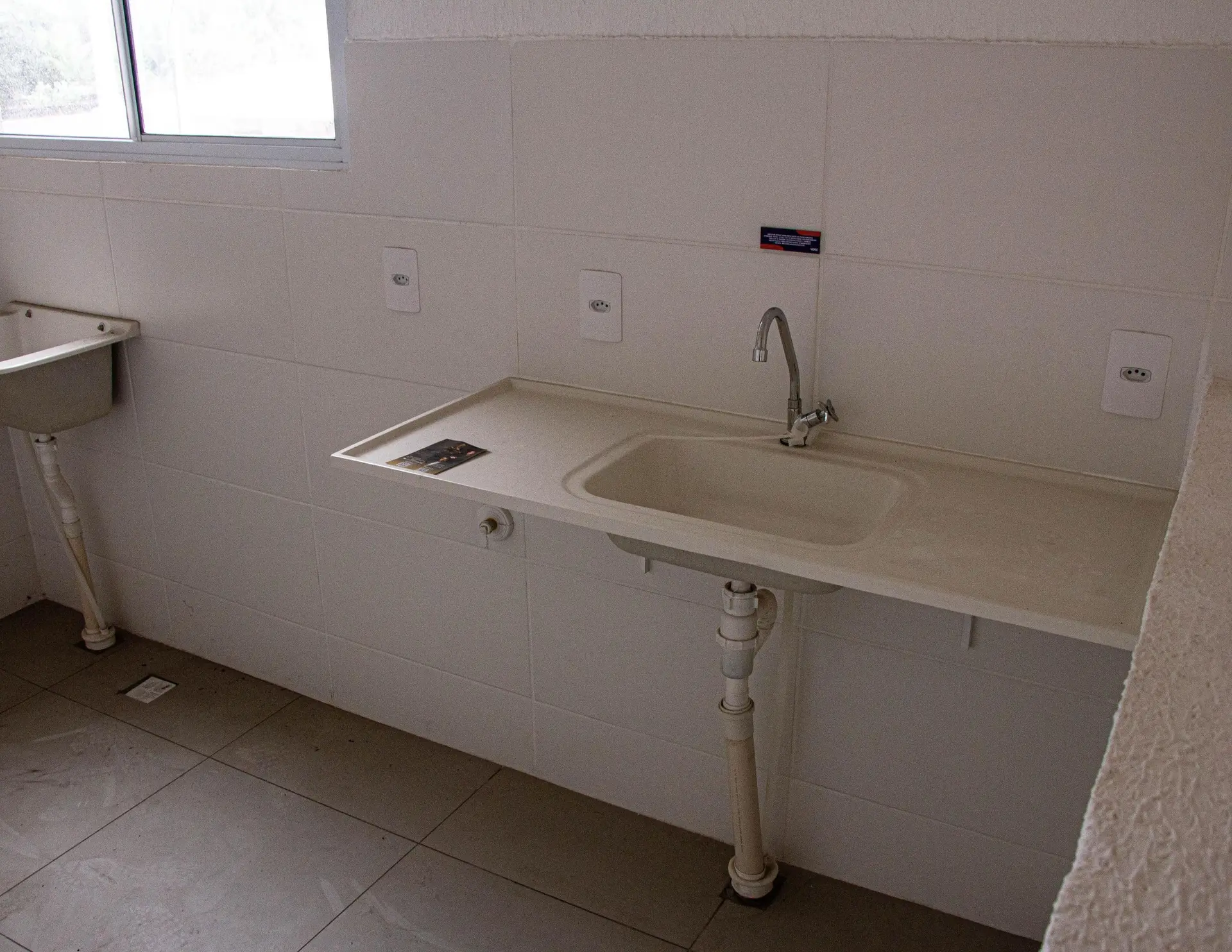 2-bedroom apartment with 1 bathroom and wood floors — photo 2