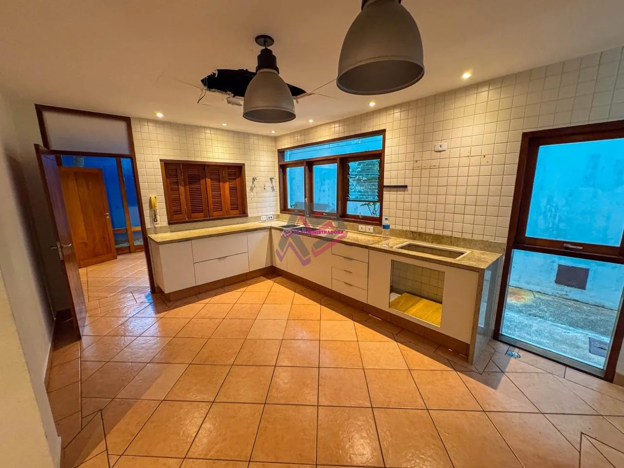 600 m² house with 4 bedrooms and a closed kitchen — photo 6