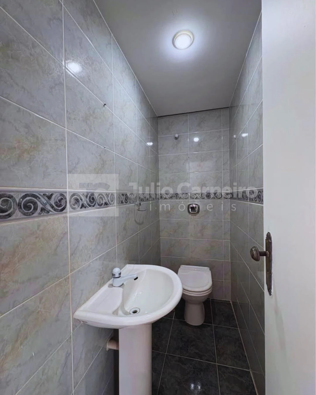 4-bedroom apartment with a bathtub — photo 2