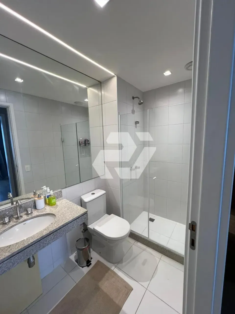Furnished apartment with open-plan kitchen and 2 bedrooms — photo 8