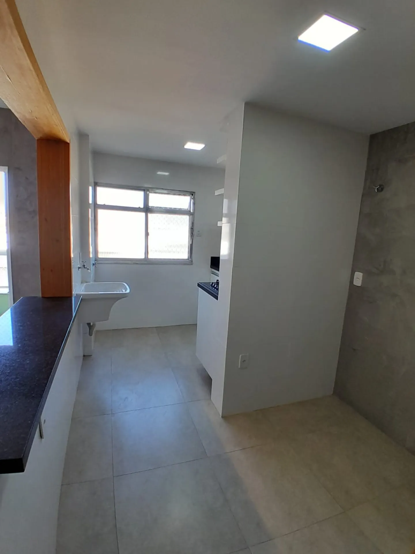 2-bedroom apartment with open-plan kitchen and balcony — photo 2