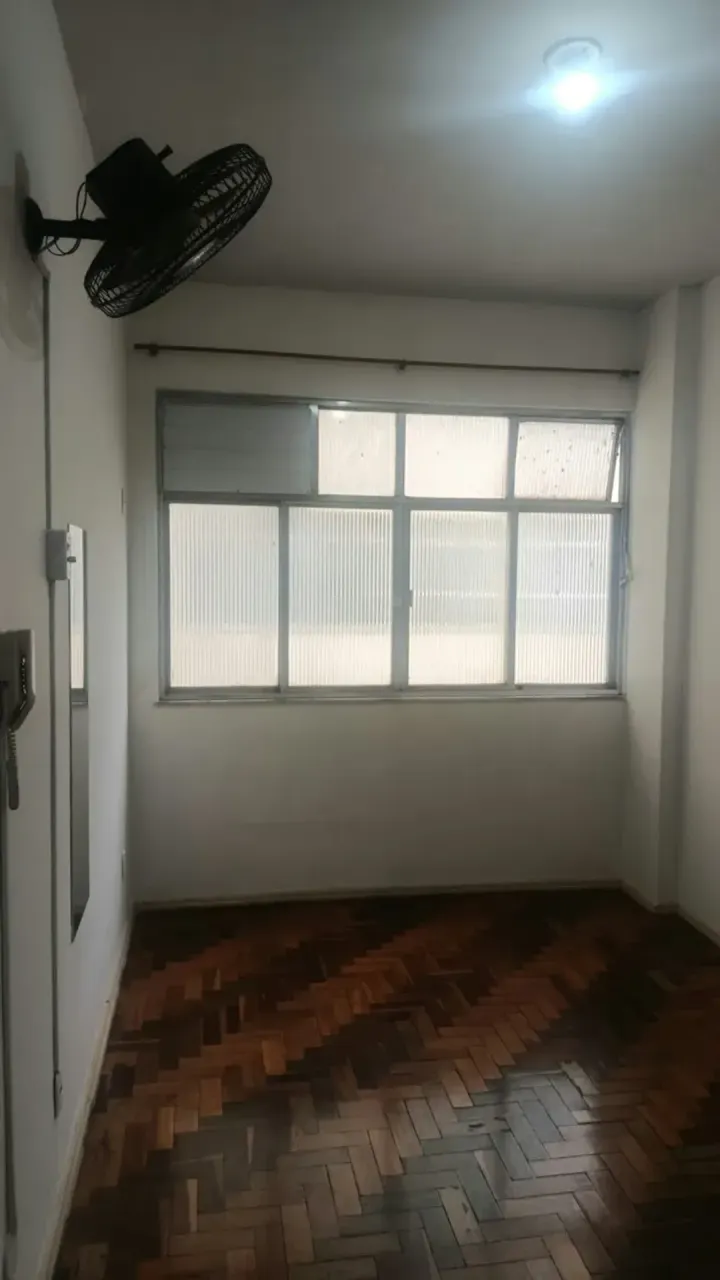 One-bedroom apartment with wood or laminate floors — photo 4