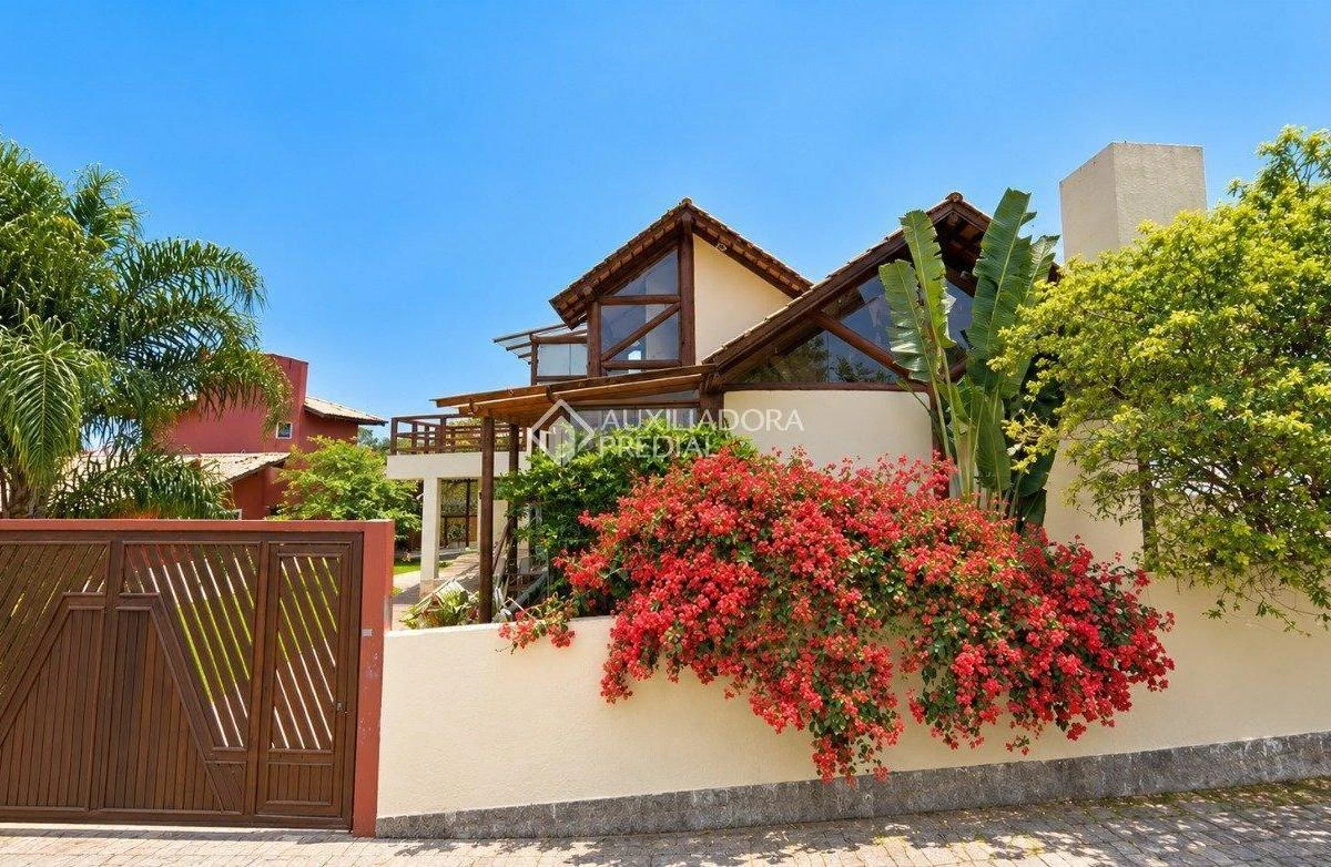 3-bedroom house with a grill on the balcony in Florianópolis — photo 4