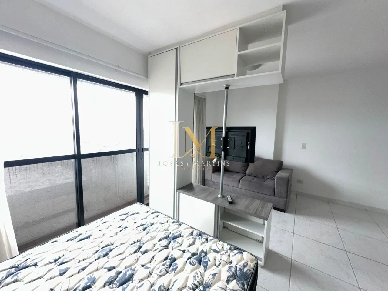 One-bedroom apartment with a washing machine — photo 3
