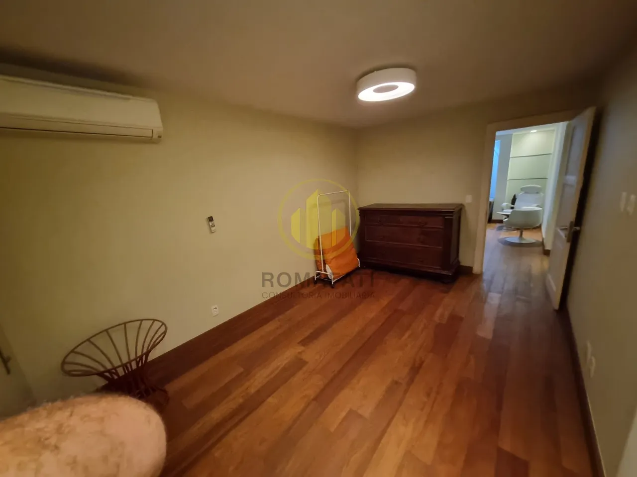 300 m² apartment with 3 bedrooms and an open-plan kitchen — photo 3