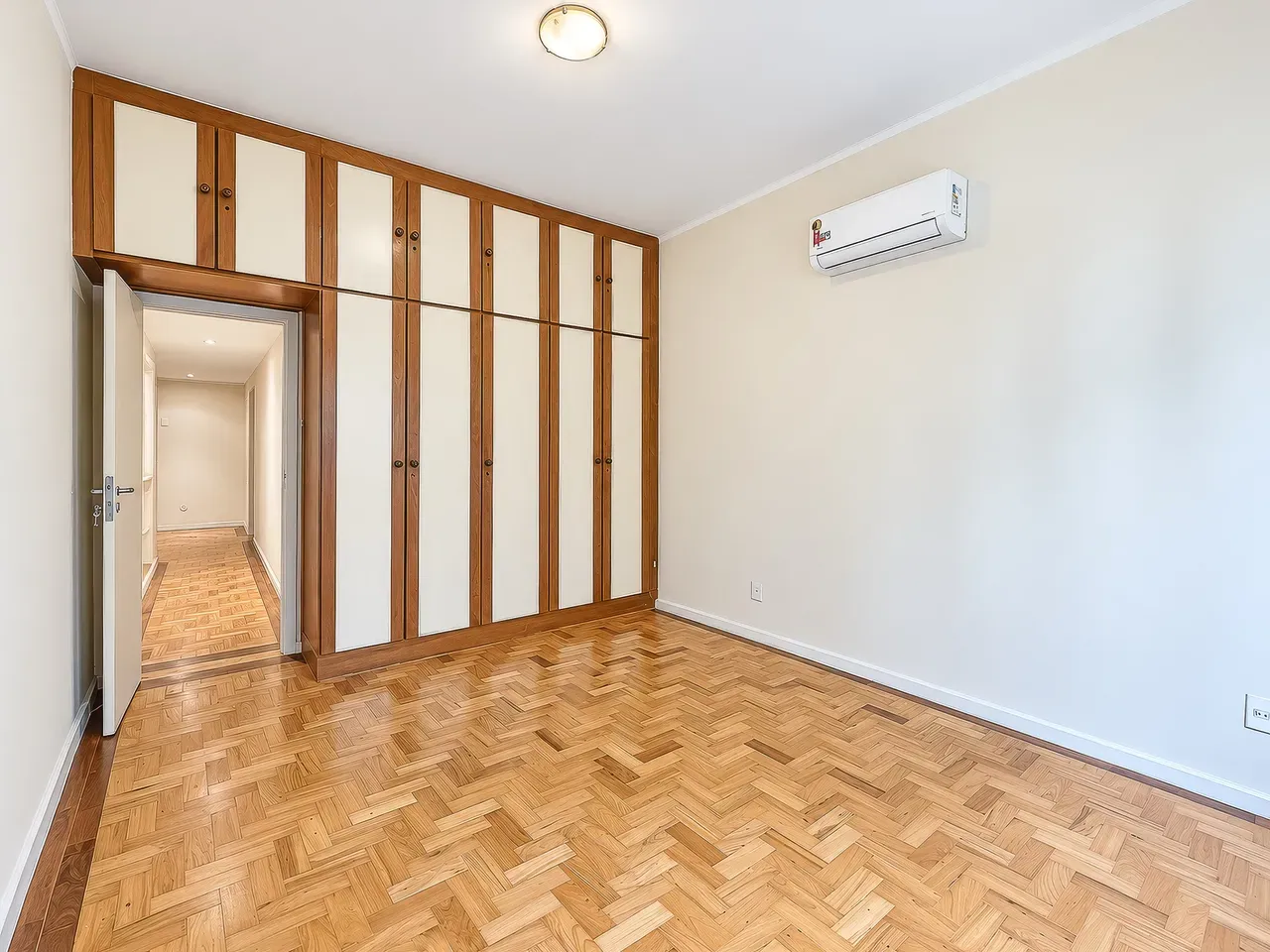 Apartment on the 5th floor with wood or laminate floors — photo 13