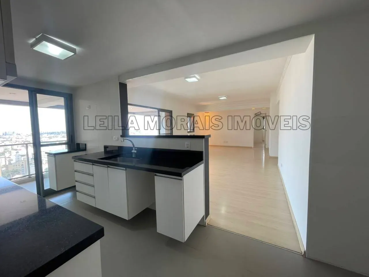 Apartment with 3 bedrooms, 5 bathrooms and open-plan kitchen — photo 10