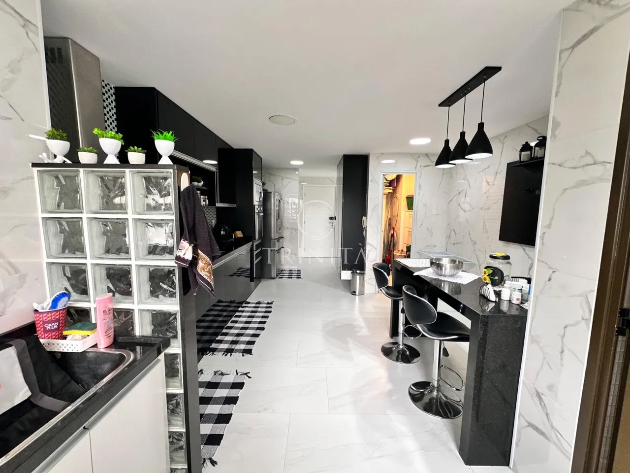 Furnished 3-suite apartment with a gas open-plan kitchen — photo 12