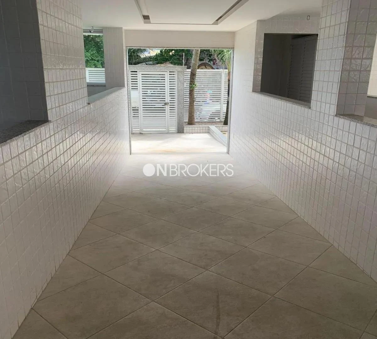 240 m² apartment with 4 en-suite bedrooms and balcony — photo 17