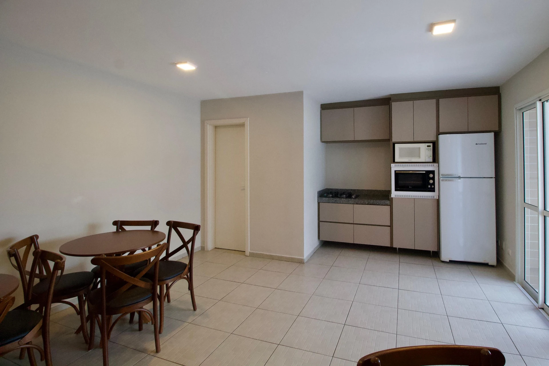 Apartamento mobiliado de 1 quarto com varanda envidraçada
