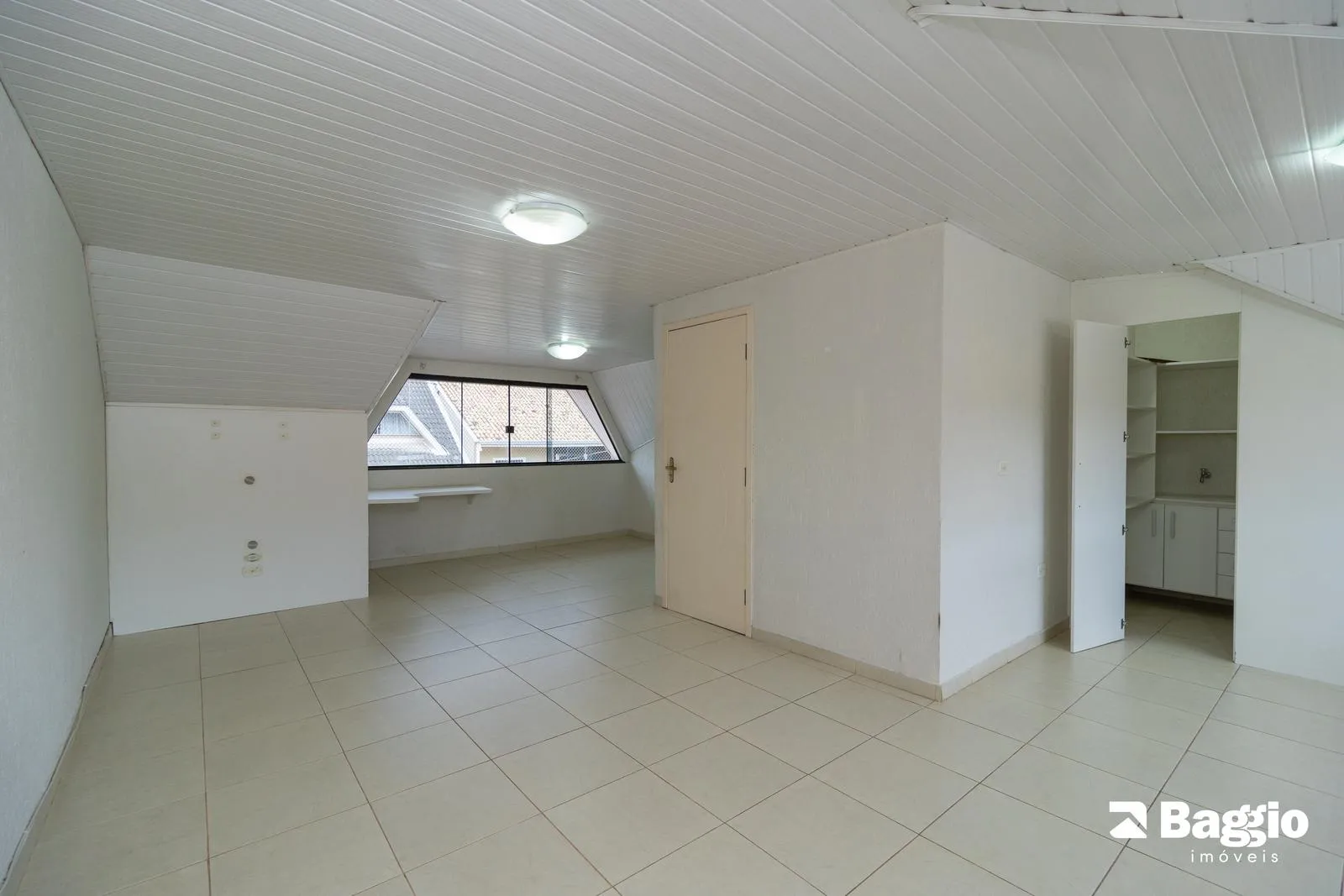Balcony with a grill in a 3-bedroom house, 118 m² — photo 60