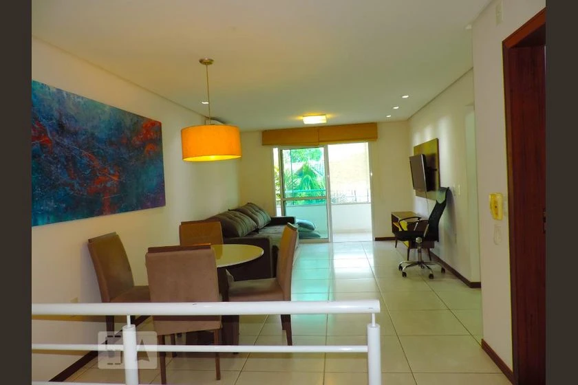 Квартира с застеклённым балконом и кухней open-plan