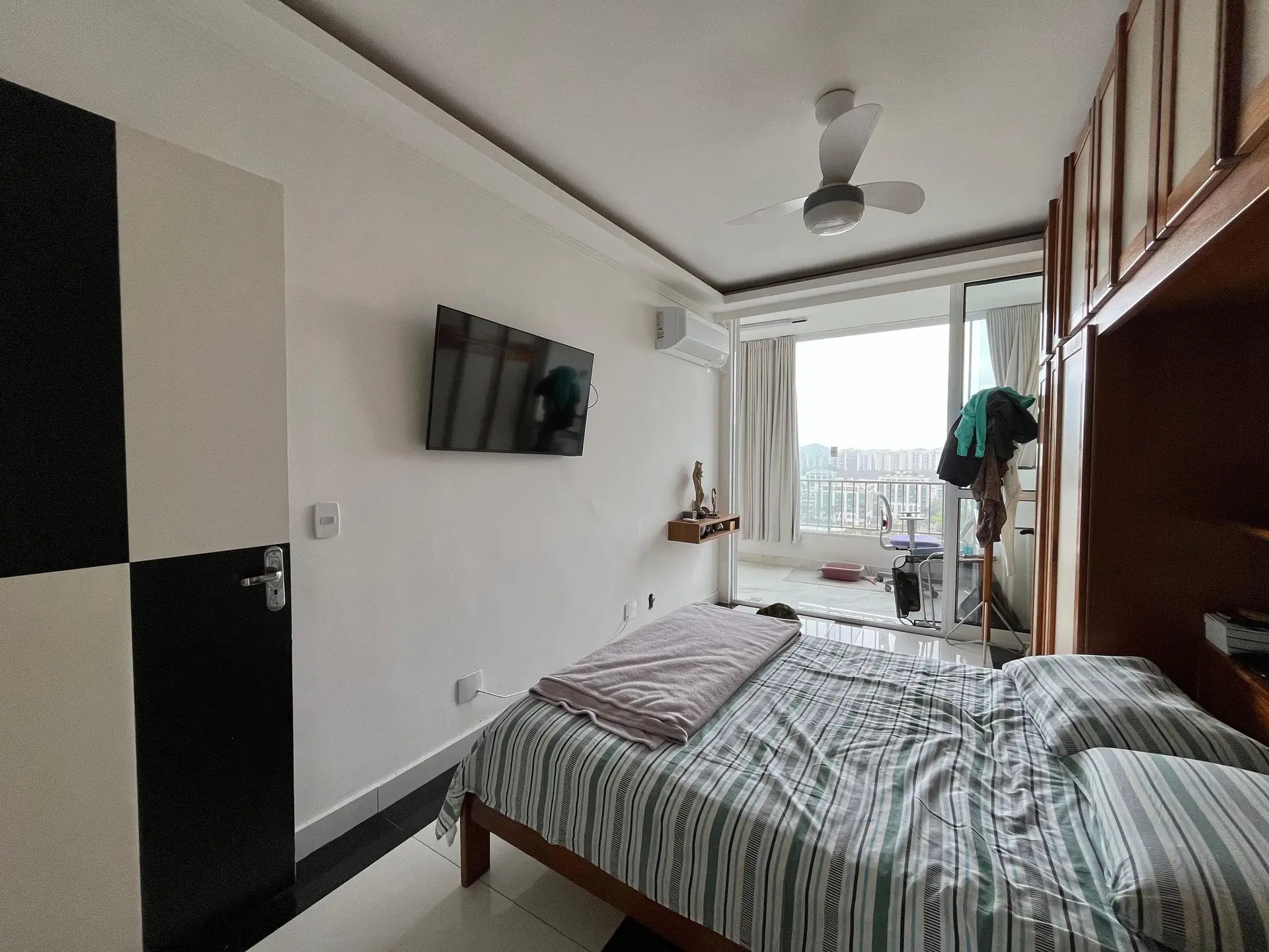 Floor-to-ceiling windows in a one-bedroom apartment, 70 m² — photo 19
