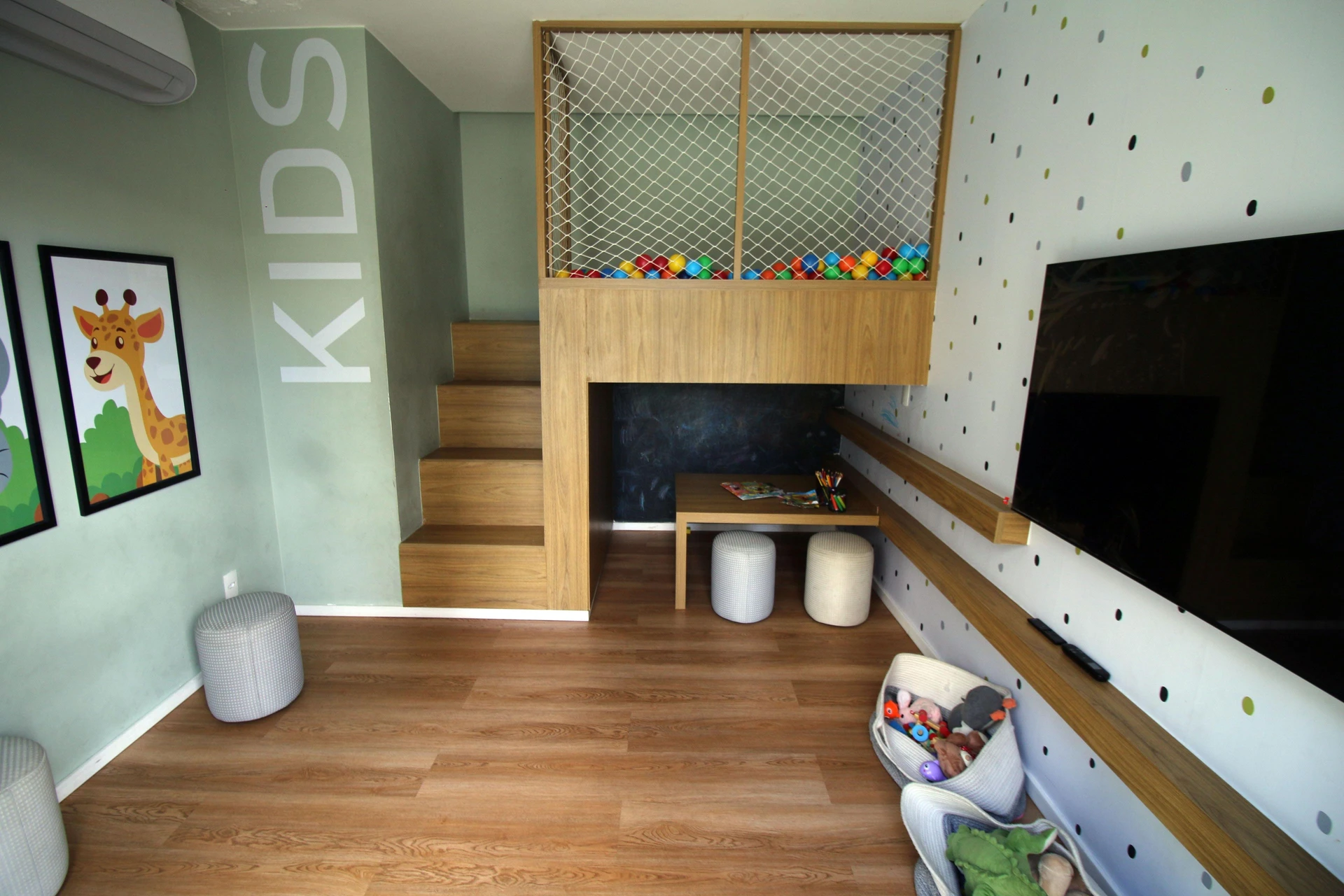 2-bedroom apartment in a building with a gym — photo 26