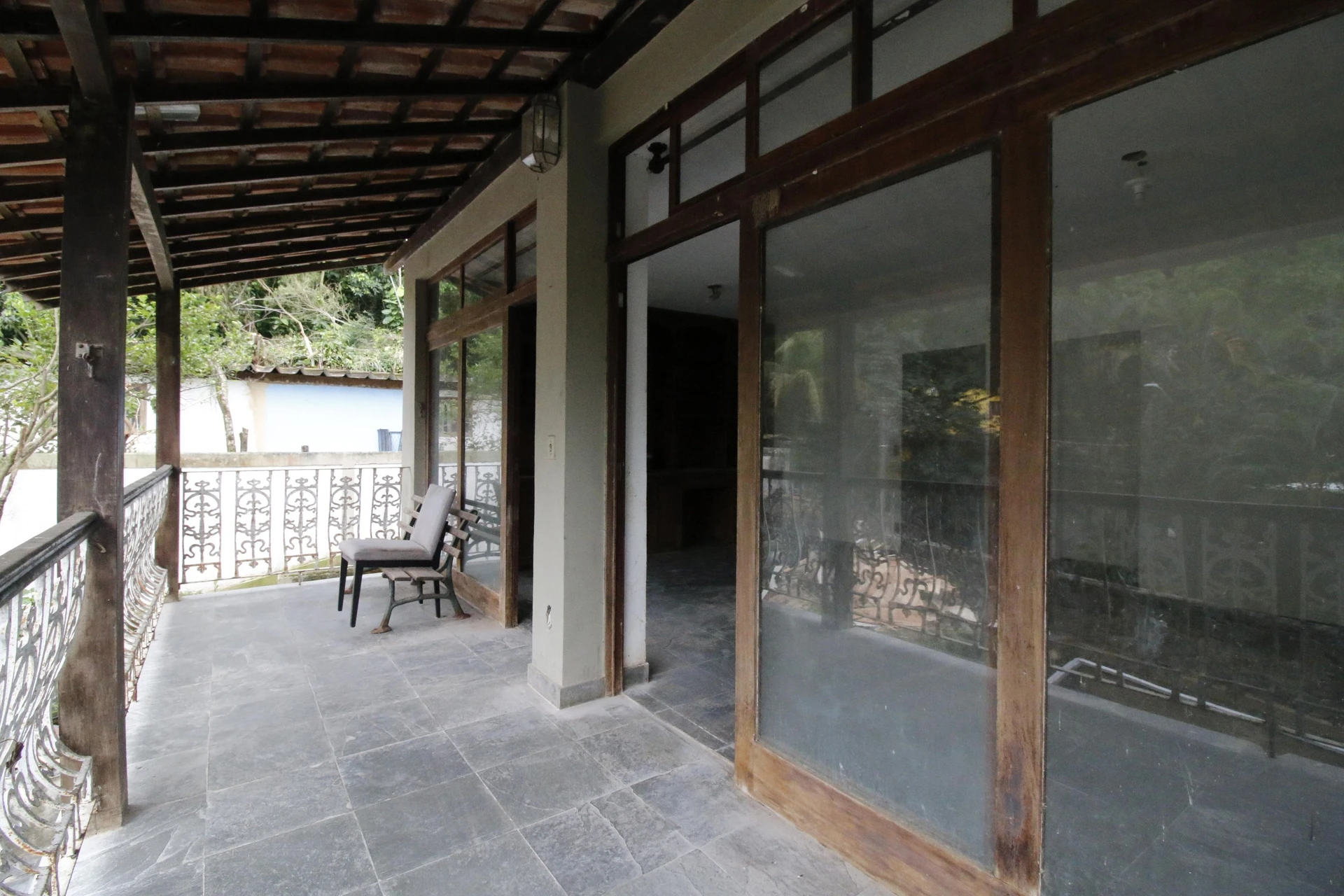 500 m² house with floor-to-ceiling windows and a bathtub — photo 53