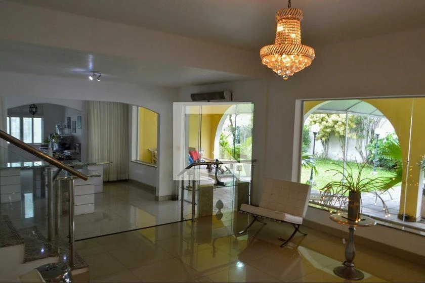 Casa com 5 quartos, varanda e 650 m²