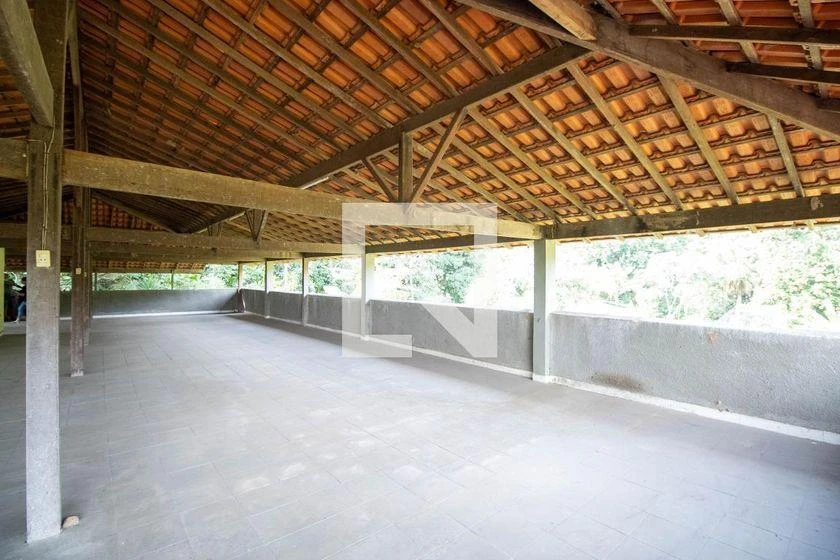 Casa mobiliada com 4 quartos e 215 m²